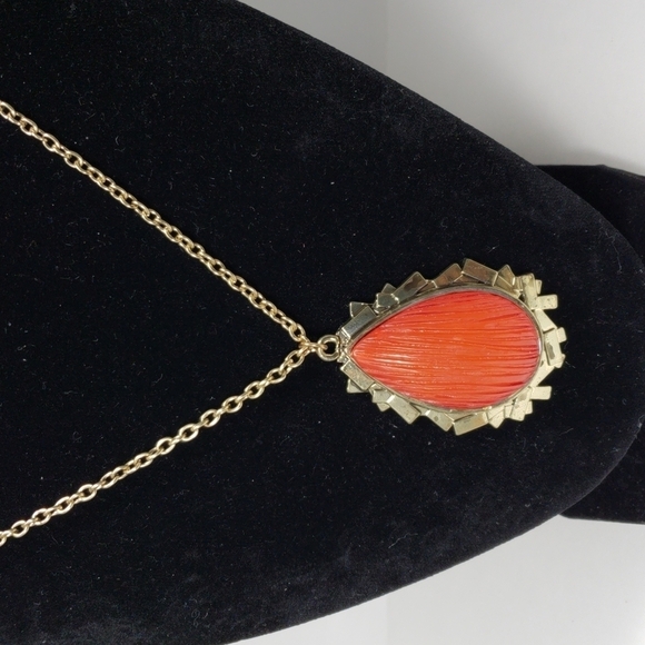 Red Teardrop Necklace & Earrings Set – Gold Statement Pendant Jewelry for Women - Picture 9 of 10